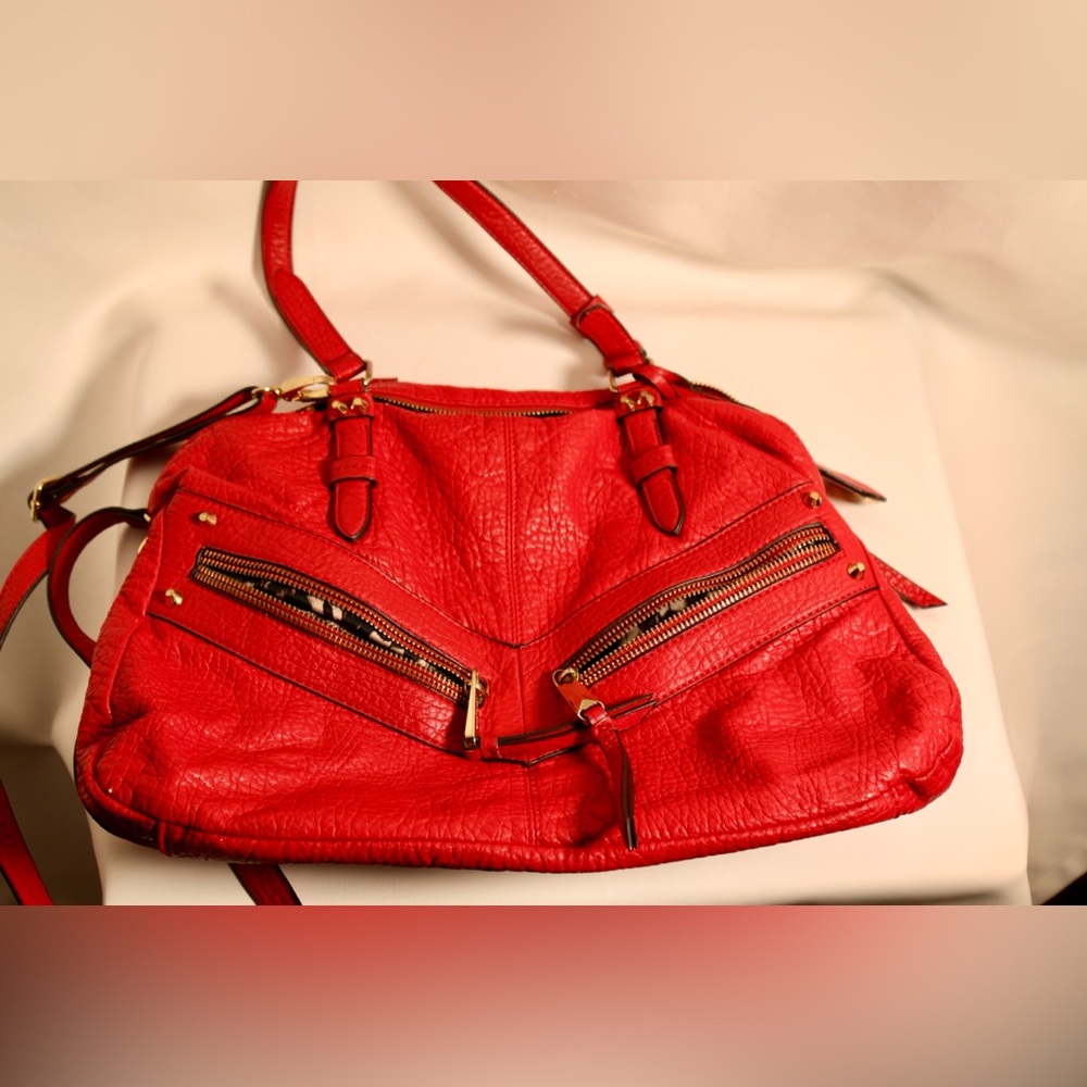 Jessica Simpson Red Shoulder Bag with Textured Leather and Modern Zipper Design